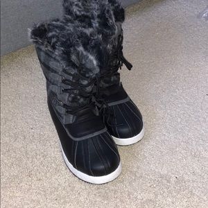 Black winter boots